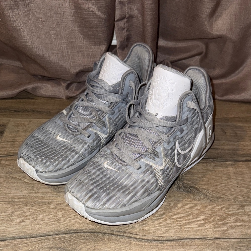 Nike Men's Silver and White Athletic Shoes